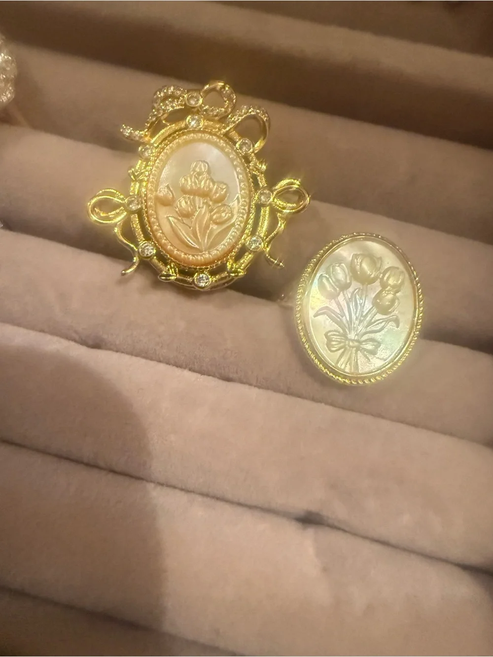 Gold-tone carved shell ring and pendant set